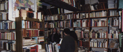 Magasin principal avec un mur de livres